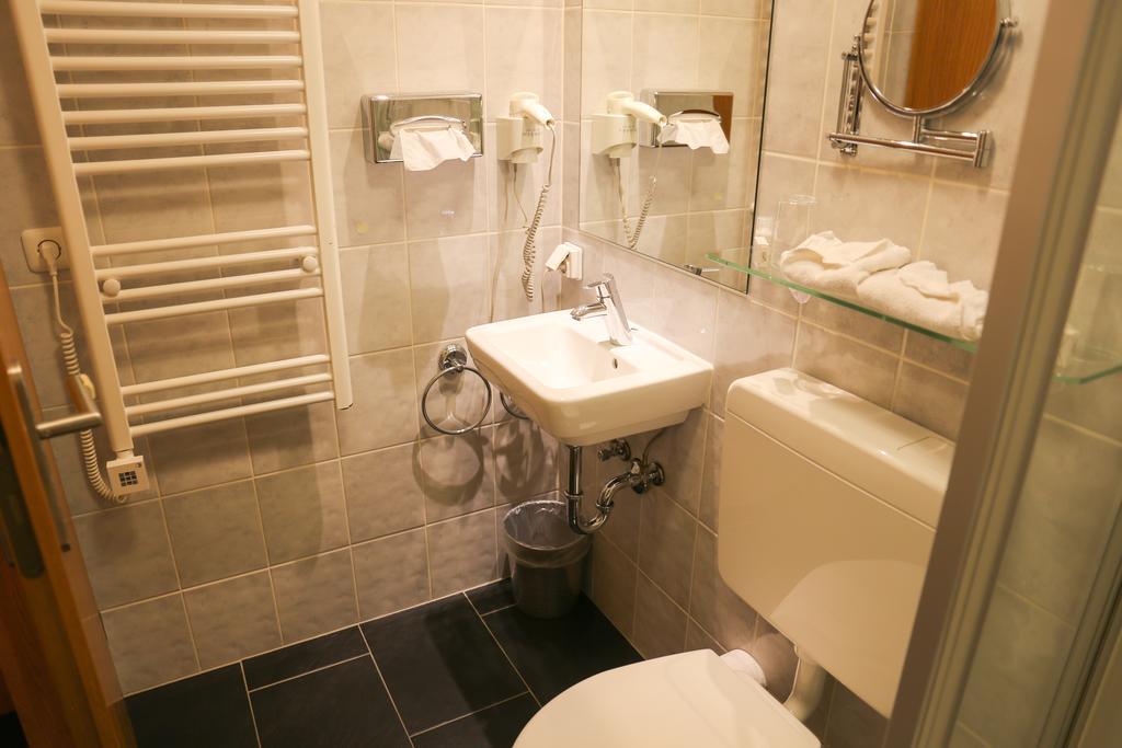 Pliening Hotel Koeniger מראה חיצוני תמונה