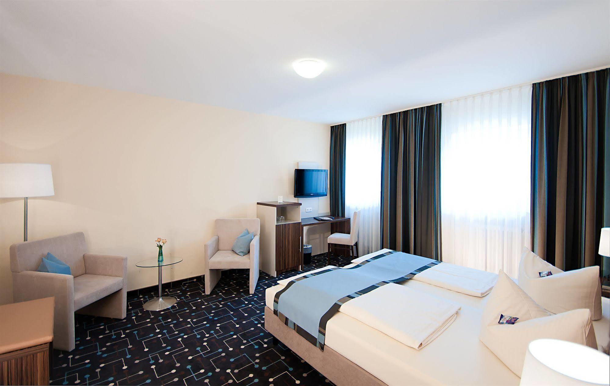 Pliening Hotel Koeniger מראה חיצוני תמונה