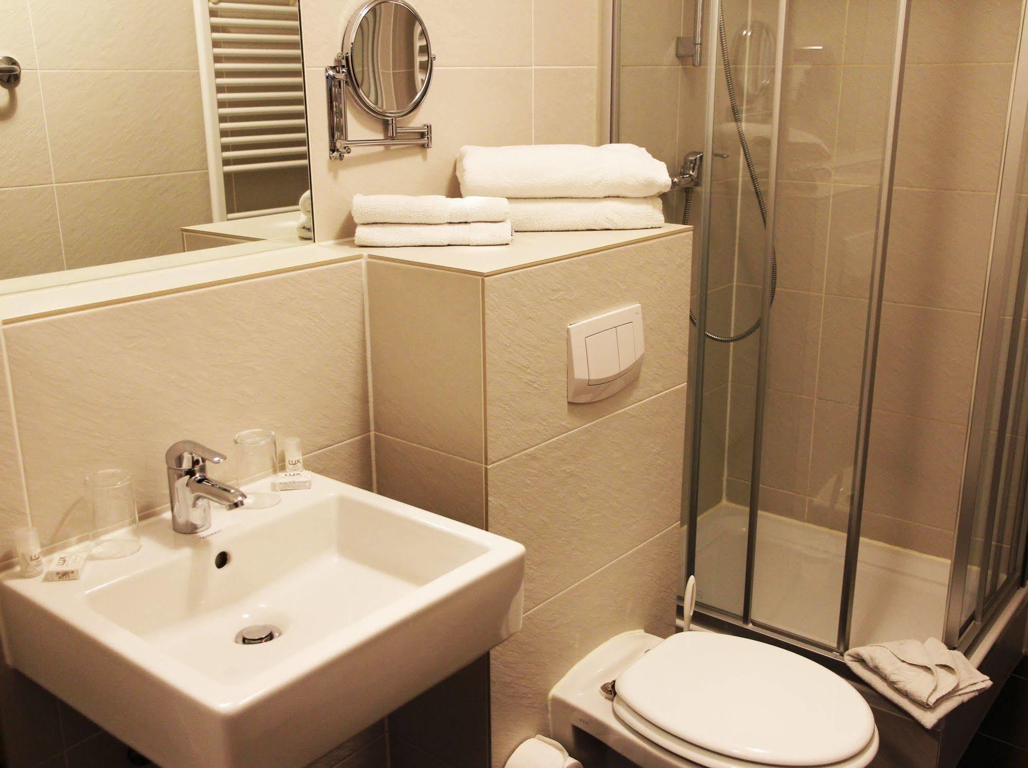 Pliening Hotel Koeniger מראה חיצוני תמונה