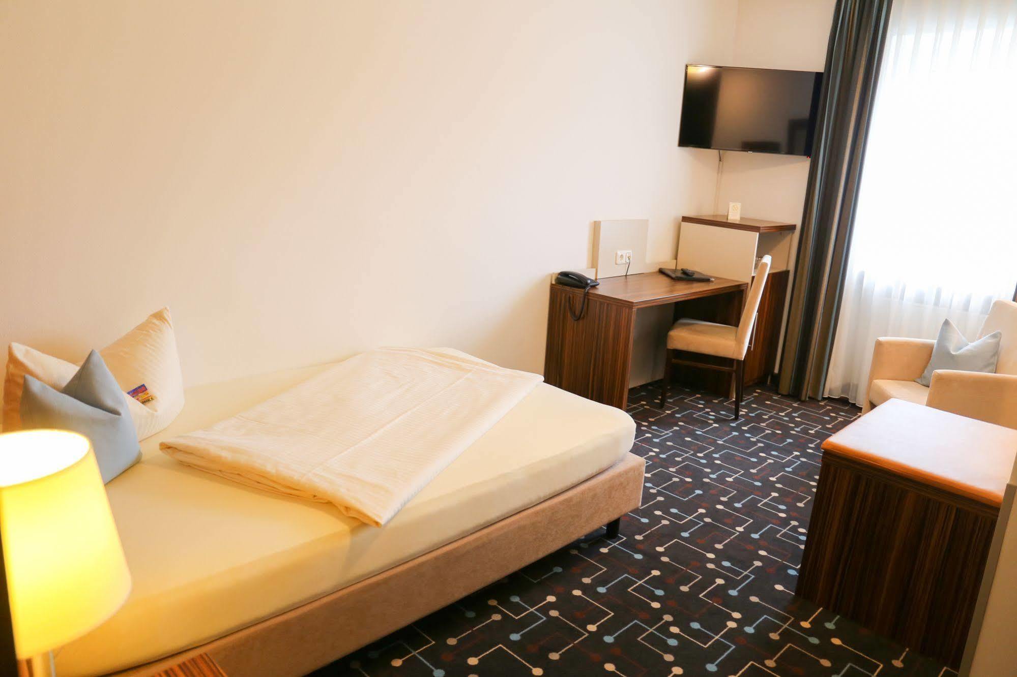 Pliening Hotel Koeniger מראה חיצוני תמונה