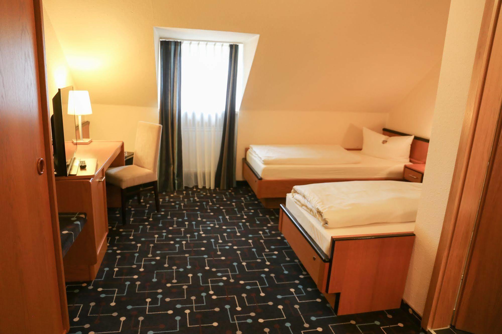 Pliening Hotel Koeniger מראה חיצוני תמונה
